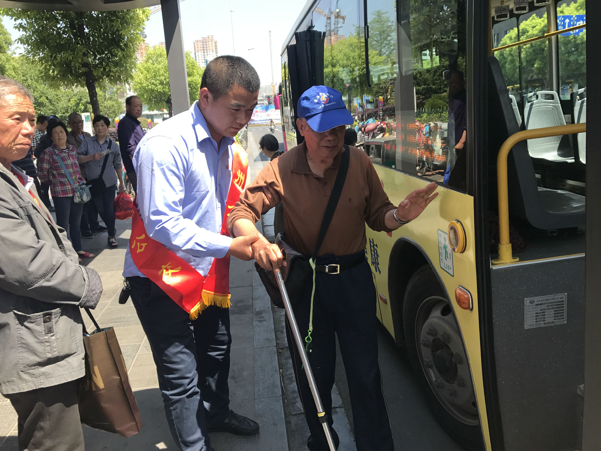 幫助行動(dòng)不便的老人乘車.jpg